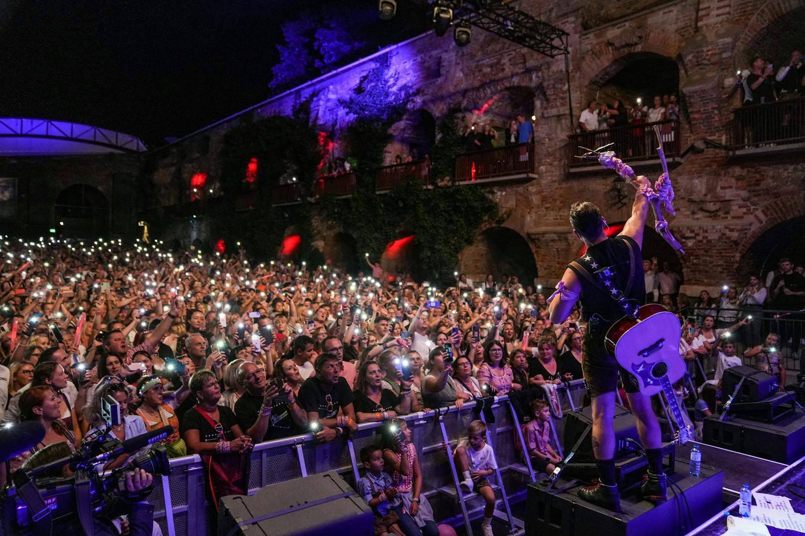 Mit dem Charity-Konzert "Volks-Rock'n'Roll hilft" am Grazer Schlossberg spielte Andreas Gabalier 100.000 Euro für den guten Zweck ein. 1.500 Fans waren begeistert.