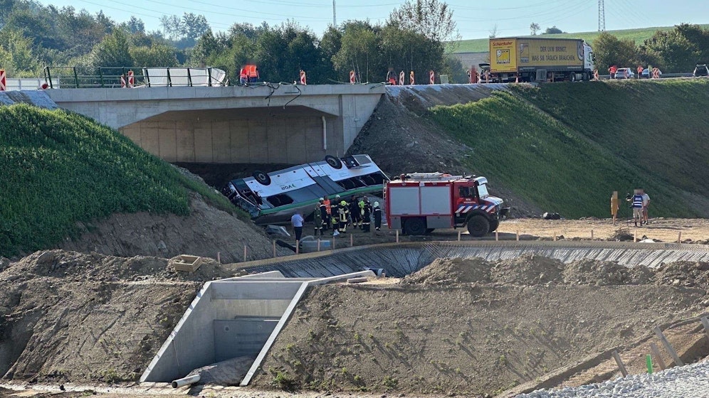 Auf der B37 bei Rastenfeld stürzte der Bus von einer Brücke – ein Großaufgebot an Einsatzkräften war rasch vor Ort.