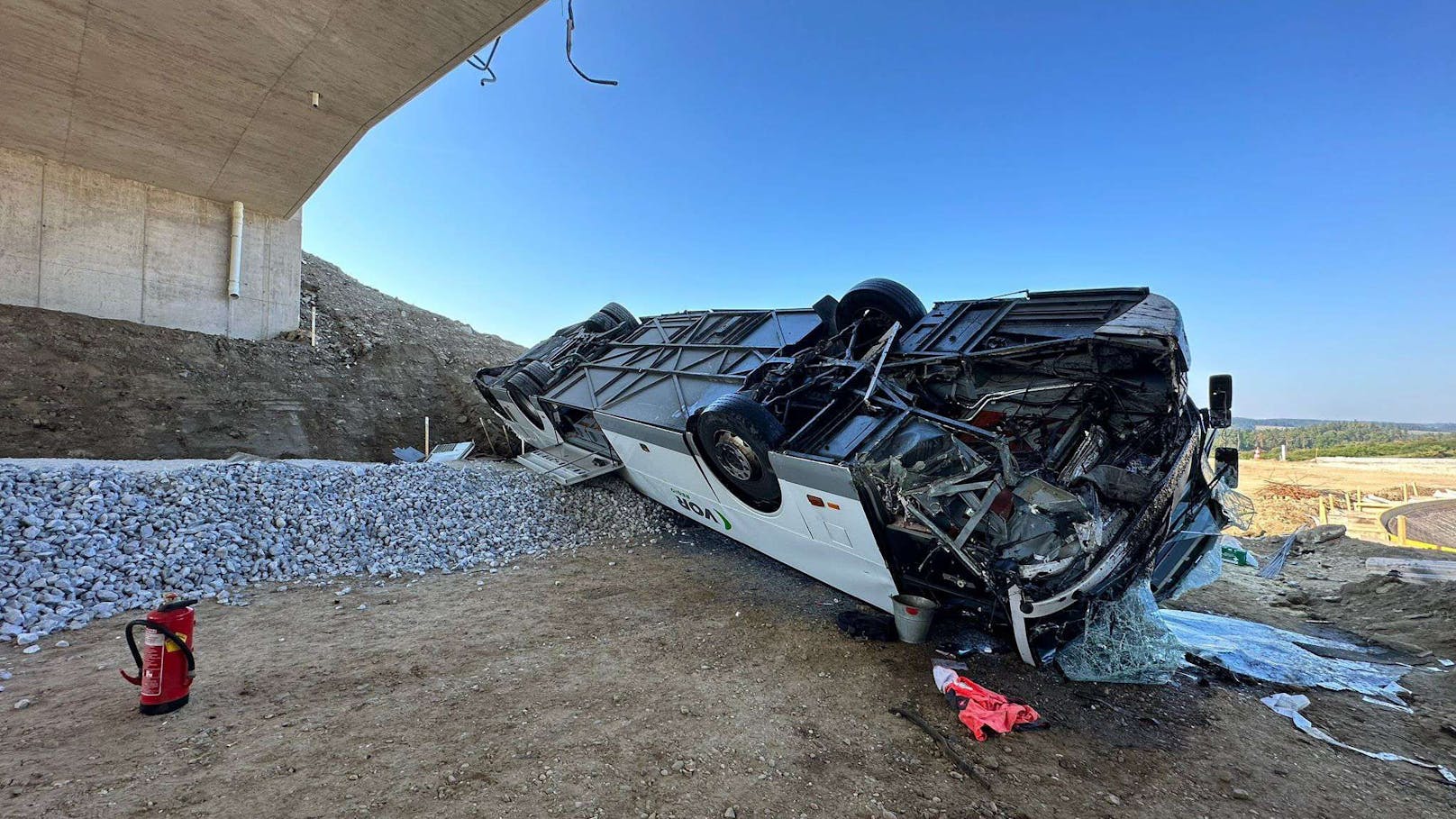 Der Schulbus stürzte nach einer Kollision mit einem Pkw von der Brücke