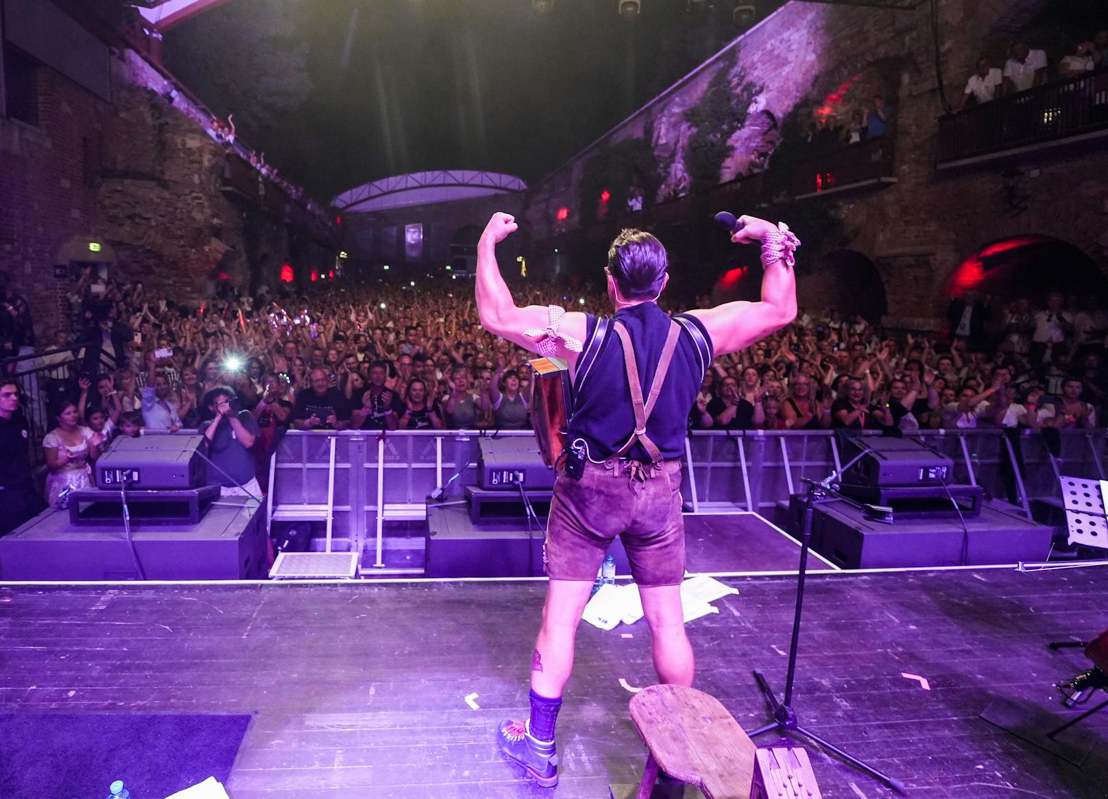 Mit dem Charity-Konzert "Volks-Rock'n'Roll hilft" am Grazer Schlossberg spielte Andreas Gabalier 100.000 Euro für den guten Zweck ein. 1.500 Fans waren begeistert.