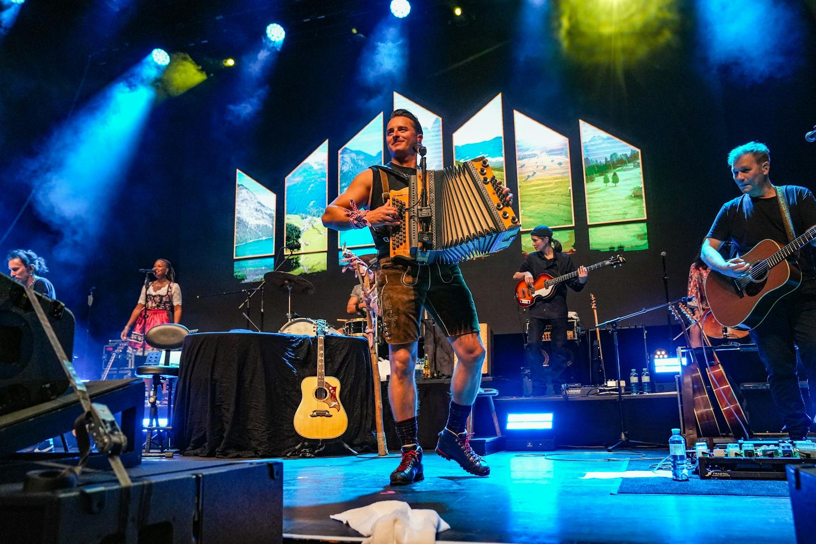 Mit dem Charity-Konzert "Volks-Rock'n'Roll hilft" am Grazer Schlossberg spielte Andreas Gabalier 100.000 Euro für den guten Zweck ein. 1.500 Fans waren begeistert.