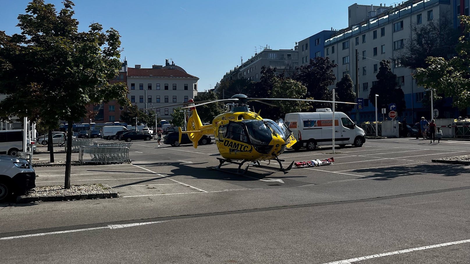 In Wien-Favoriten landete ein Rettungshelikopter nach einem Unfall.