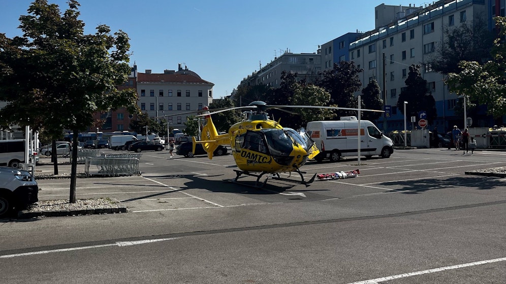 In Wien-Favoriten landete ein Rettungshelikopter nach einem Unfall.