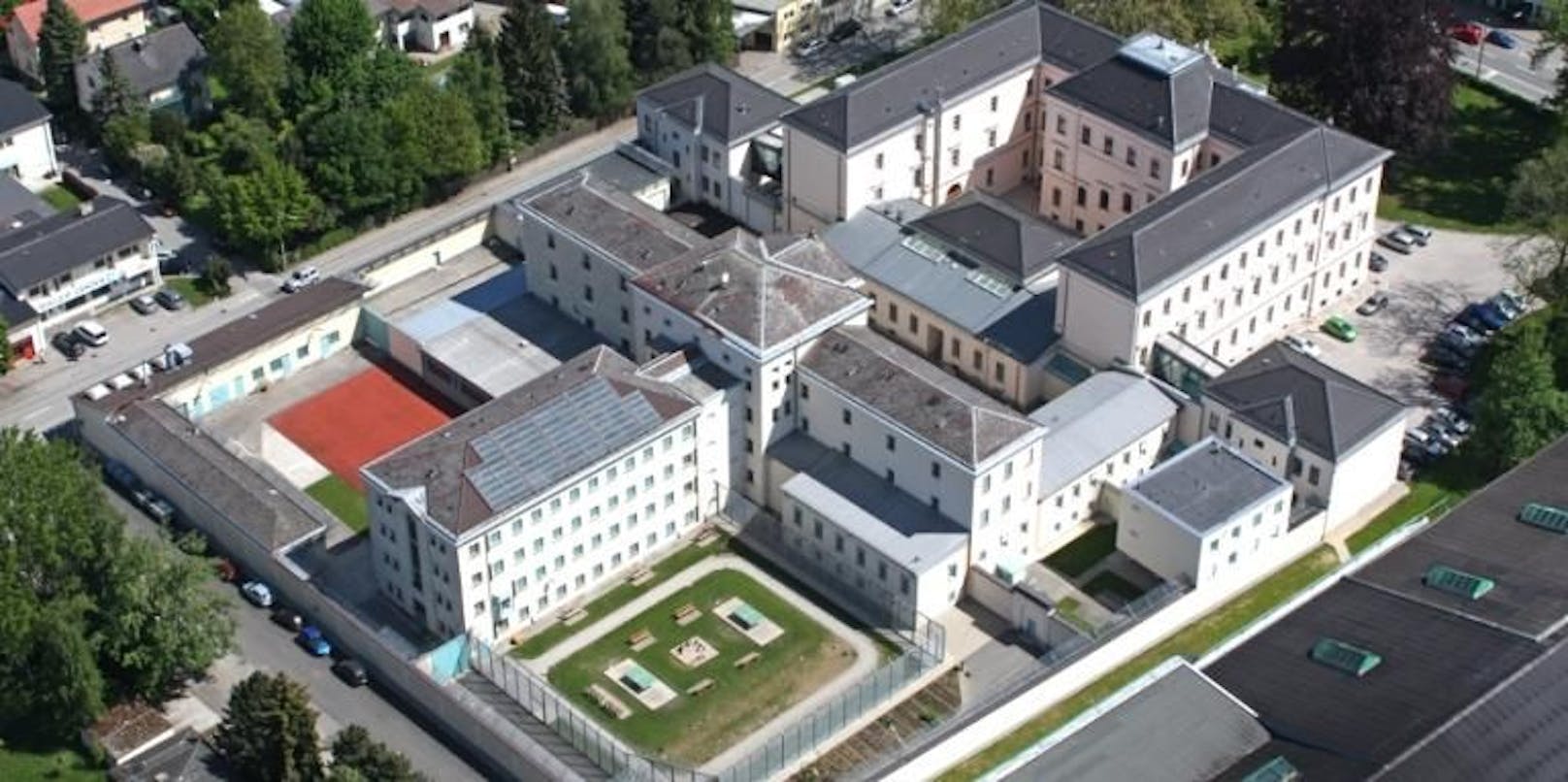 In Oberösterreich wurde ein gesuchter Straftäter erwischt, als er eine Wohnung anmelden wollte. Er wurde in die Justizanstalt Ried gebracht.