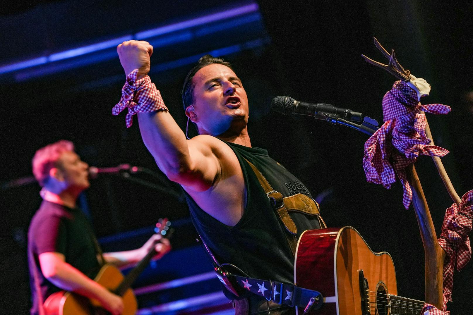 Mit dem Charity-Konzert "Volks-Rock'n'Roll hilft" am Grazer Schlossberg spielte Andreas Gabalier 100.000 Euro für den guten Zweck ein. 1.500 Fans waren begeistert.