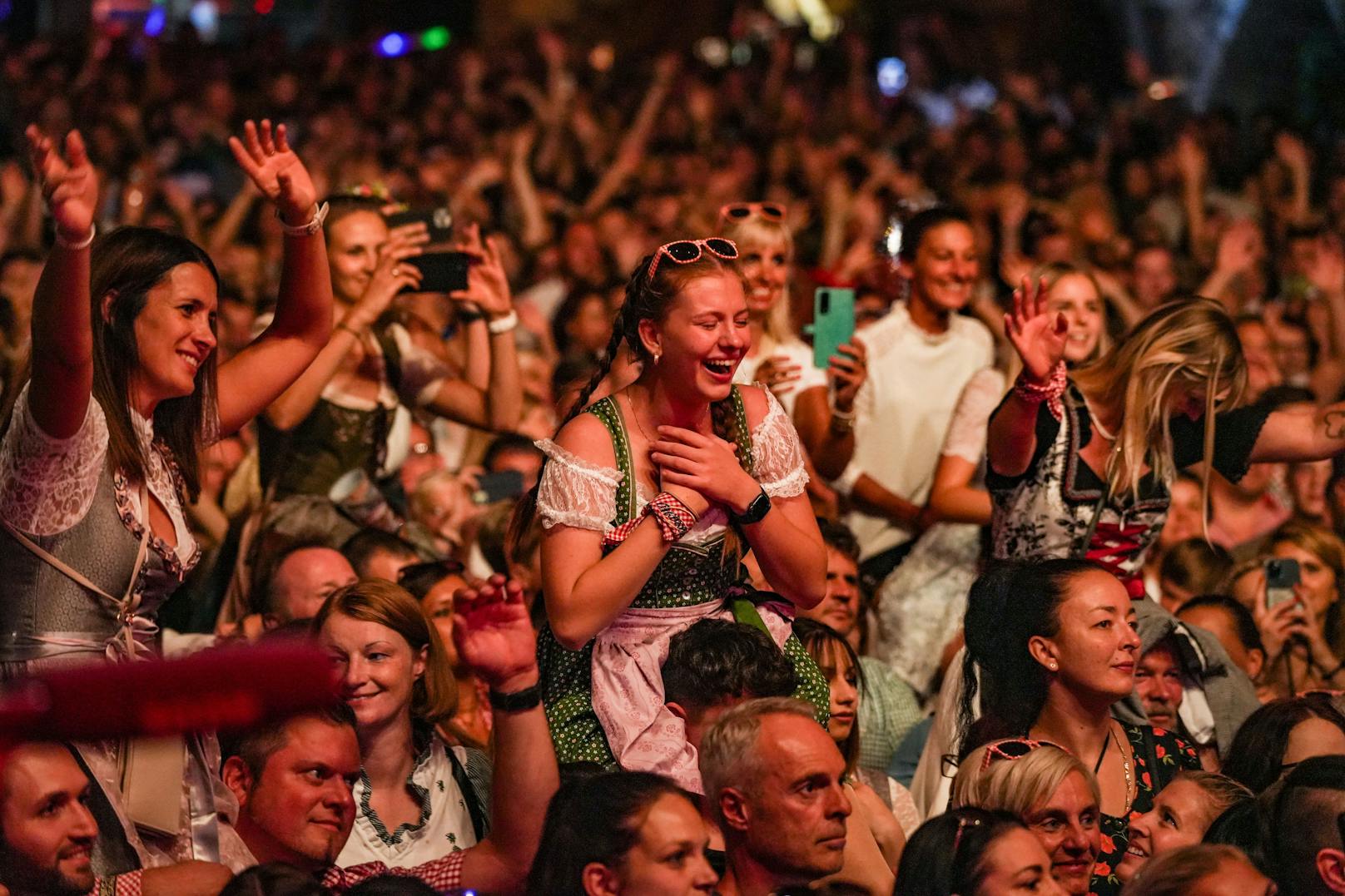 Mit dem Charity-Konzert "Volks-Rock'n'Roll hilft" am Grazer Schlossberg spielte Andreas Gabalier 100.000 Euro für den guten Zweck ein. 1.500 Fans waren begeistert.