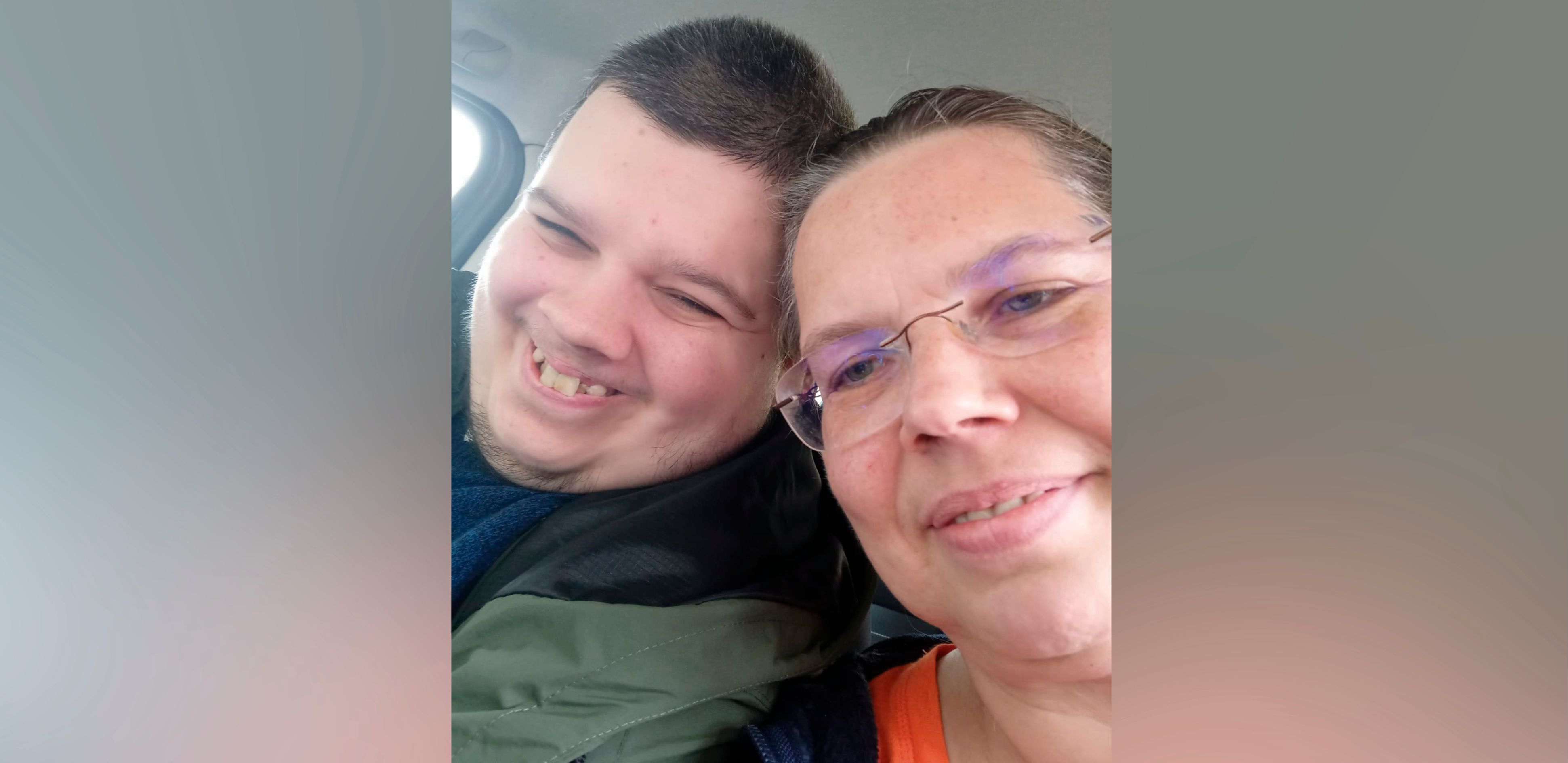 Claudia S. gemeinsam mit ihrem Sohn Dustin.