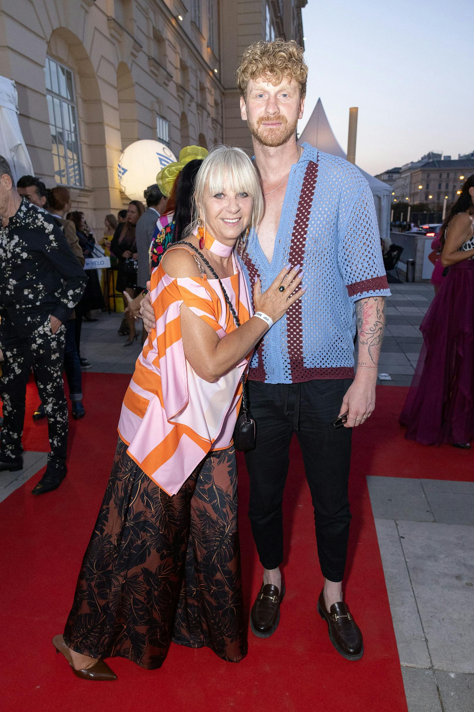 Sänger Lucas Fendrich mit seiner Mutter Andrea Fendrich // MQ Vienna Fashion Week 2023