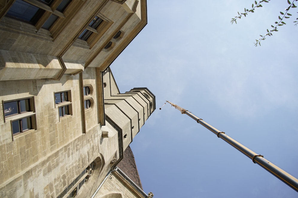 Mit Hilfe eines Krans wurden die Glocken einzeln in die Kirche gehievt.