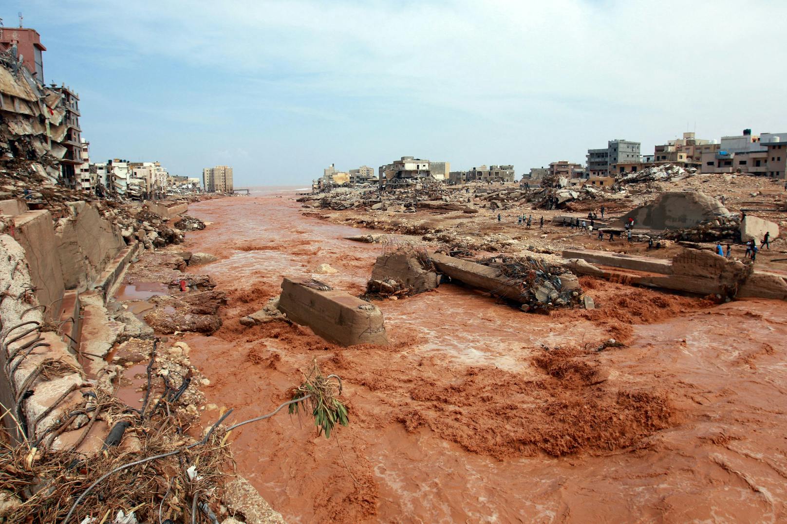 Die Zahl der Toten in der völlig zerstörten Hafenstadt Darna steigt weiter an.