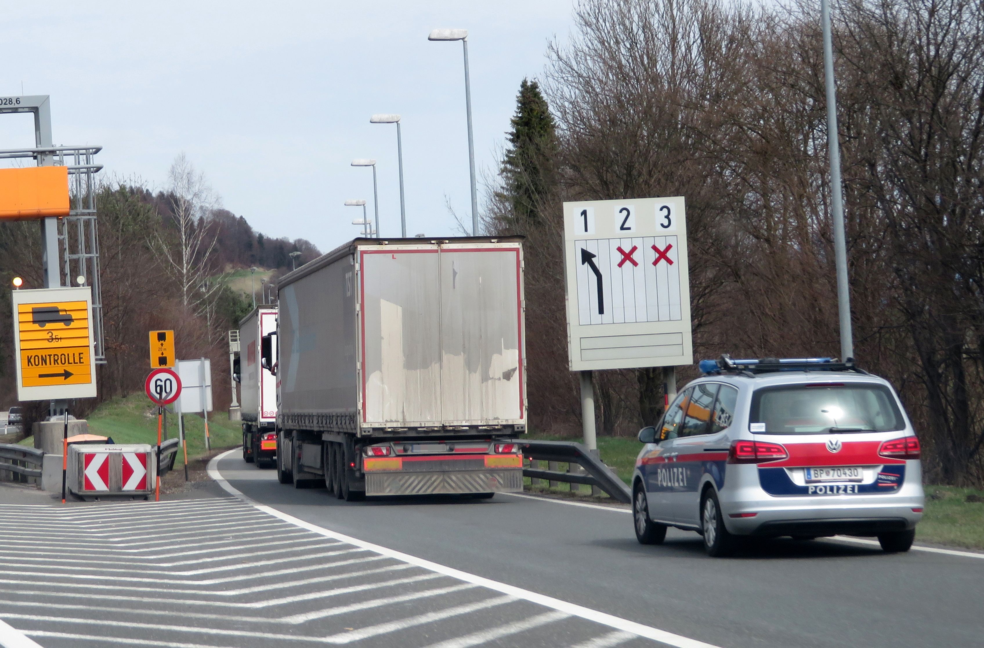 Die Polizei zog den Lkw-Lenker aus dem Verkehr.
