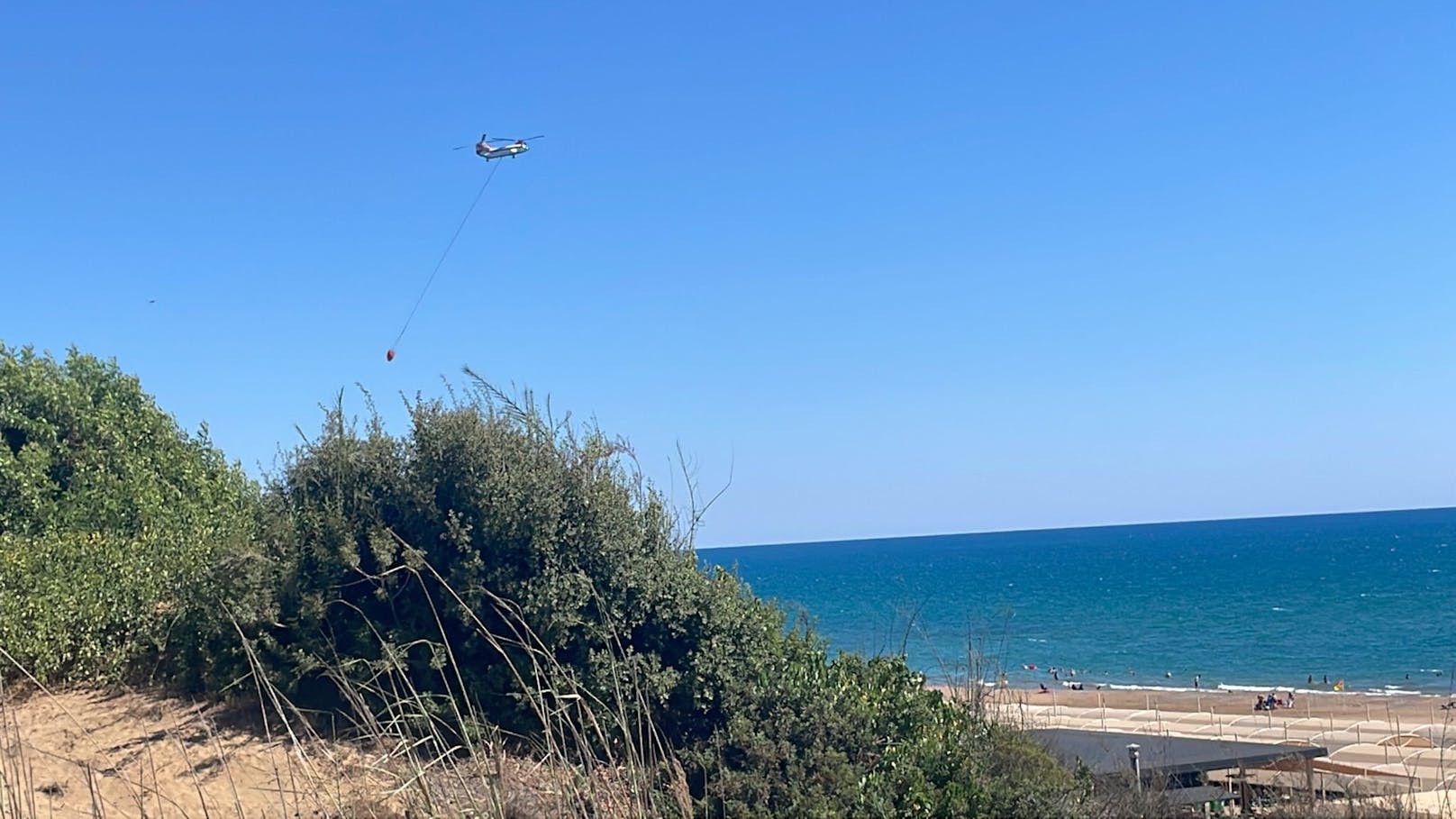 Waldbrände zwangen die Behörden, die Strand für Urlauber zu sperren.