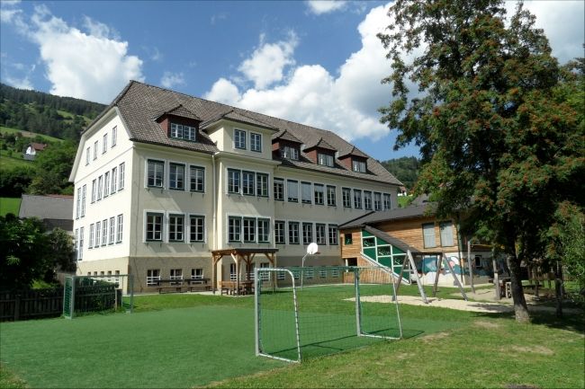 Die 1957 erbaute Volksschule in St. Georgen am Kreischberg muss bis auf Weiteres gesperrt werden.