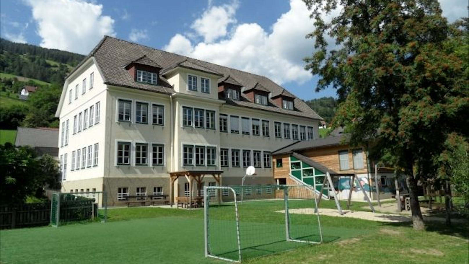 Die 1957 erbaute Volksschule in St. Georgen am Kreischberg muss bis auf Weiteres gesperrt werden.