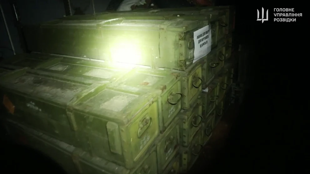 Die ukrainischen Einheit konnte einen Vorrat an Hubschraubermunition sowie ein Radargerät sicherstellen.