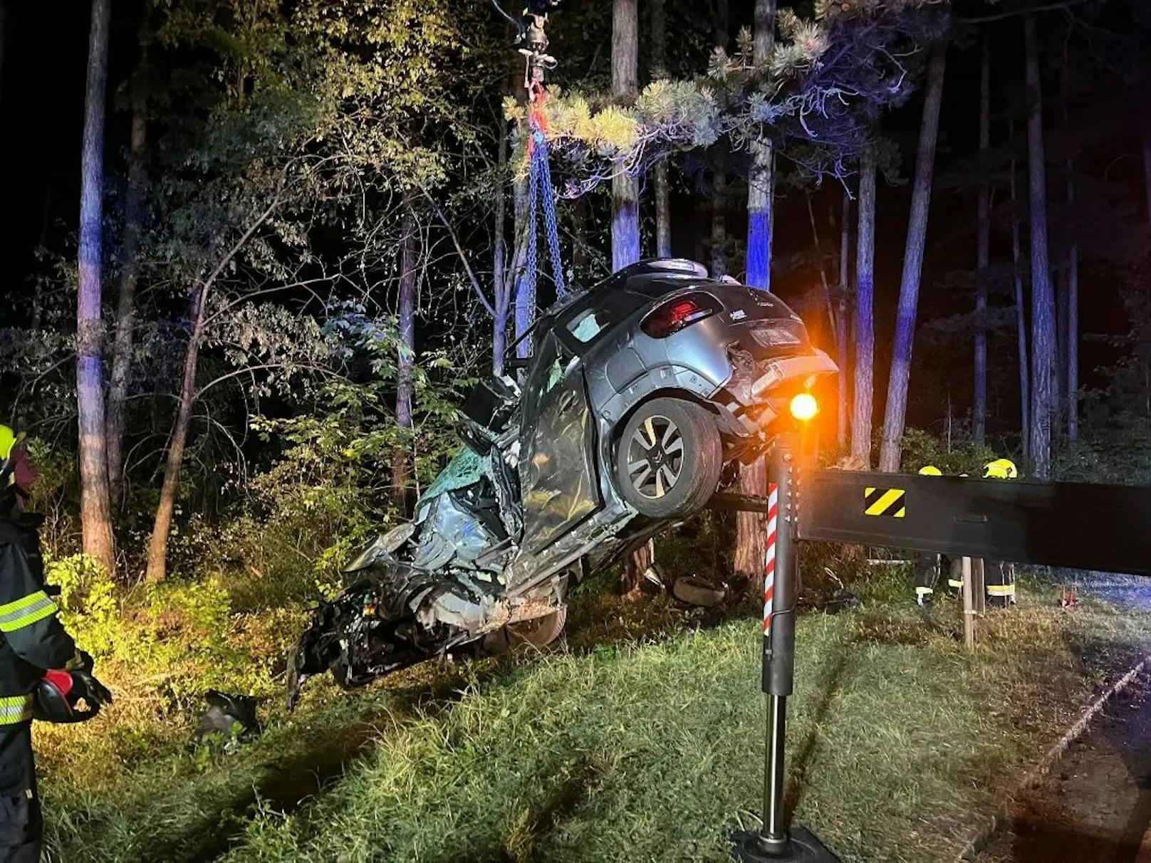 Der Mann wurde von der Feuerwehr aus dem Fahrzeug befreit.