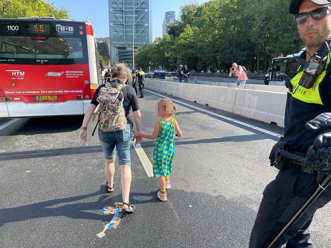 Bei einer großangelegten Klimablockade in Den Haag war auch Musetta Blaauw dabei – inklusive ihrer sechsjährigen Tochter.