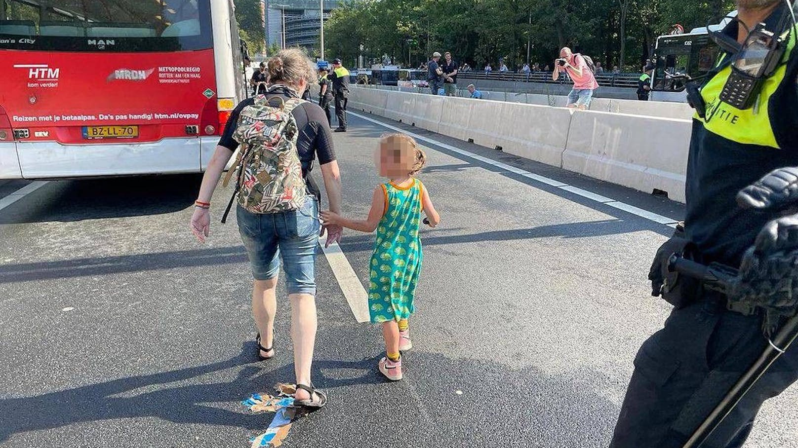 Bei einer großangelegten Klimablockade in Den Haag war auch Musetta Blaauw dabei – inklusive ihrer sechsjährigen Tochter.