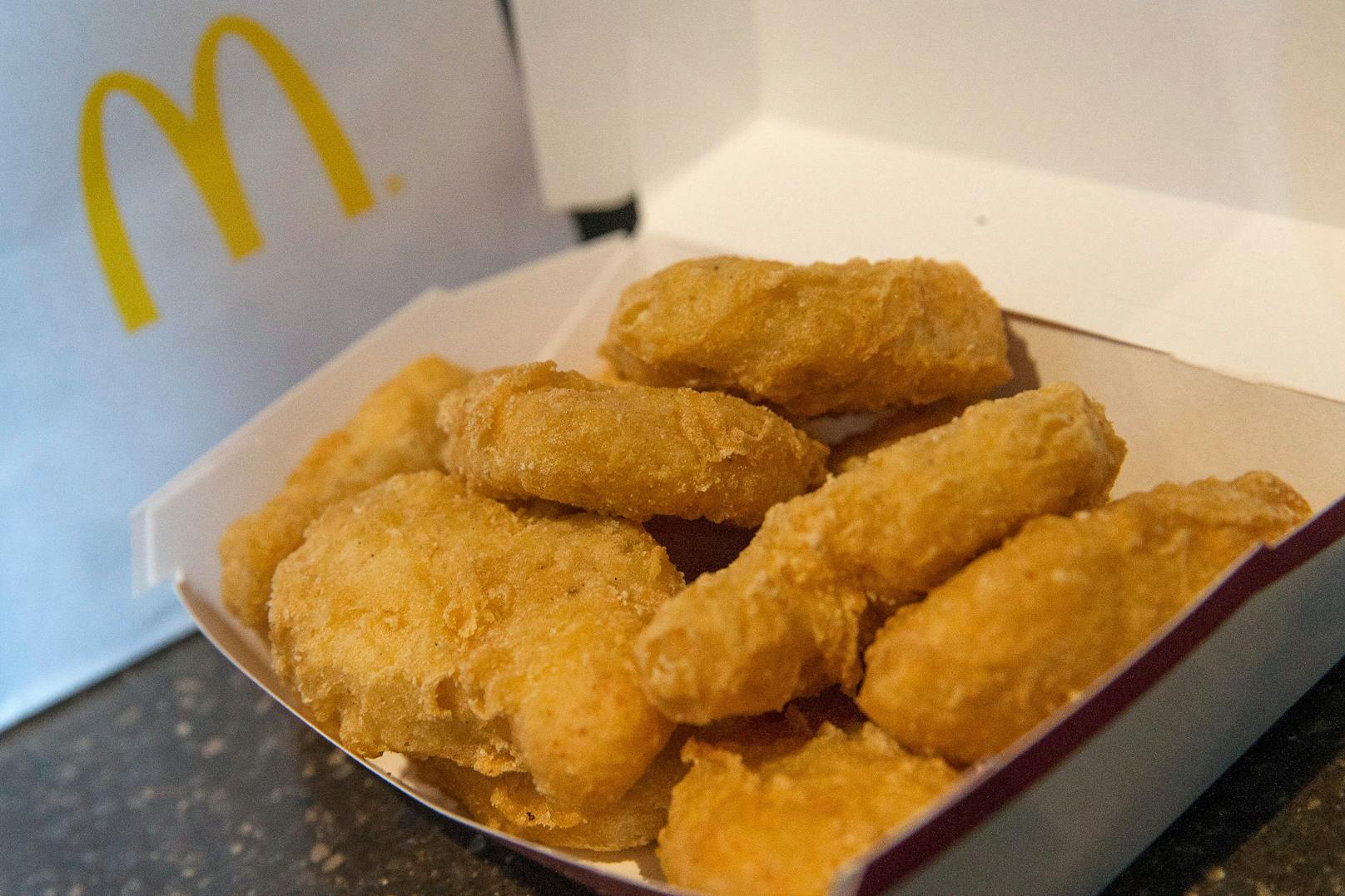 Wer sich Chicken McNuggets schmecken lässt, isst mehr als nur Huhn.
