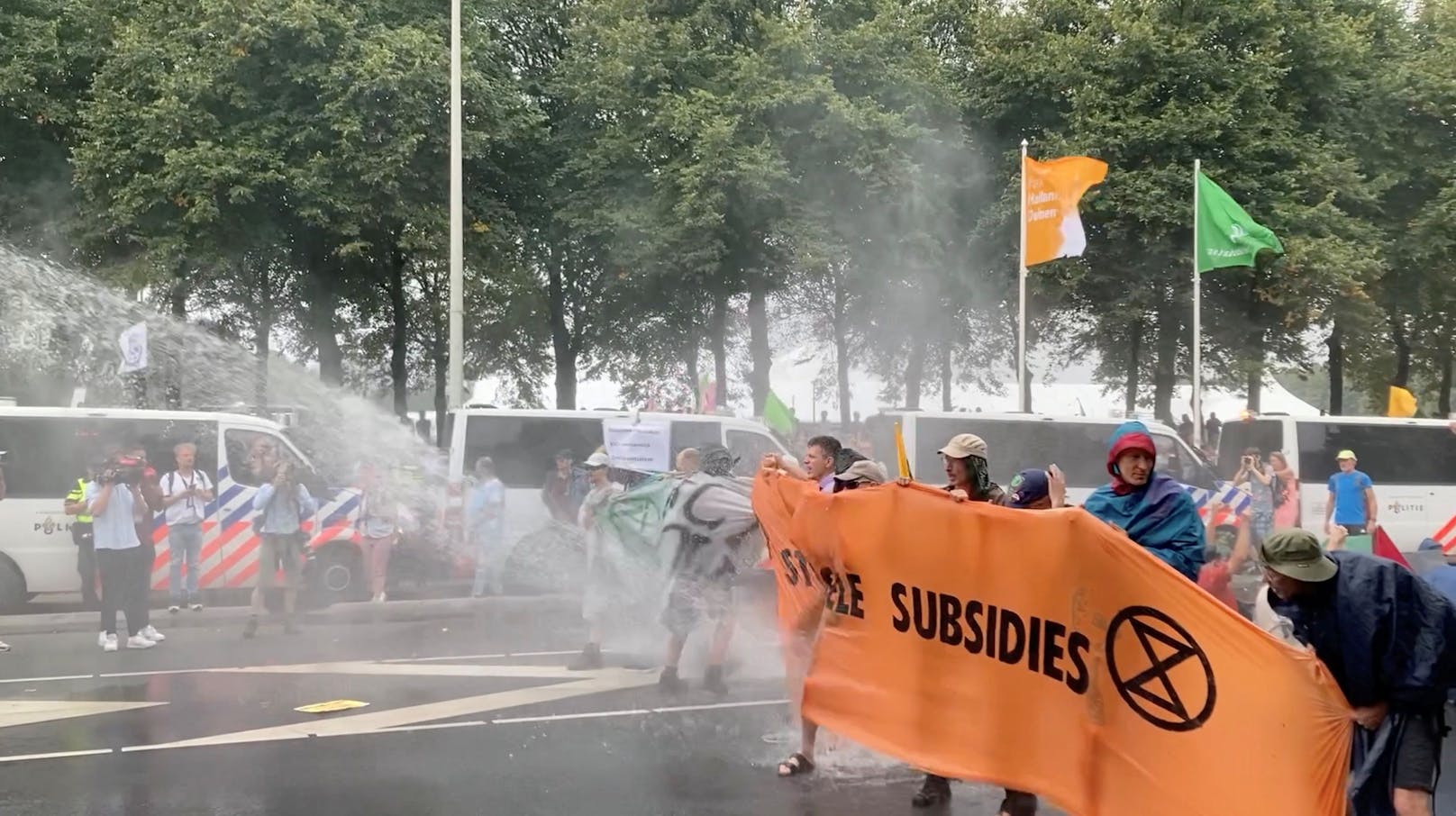 chon am Wochenende kam es zu Blockaden, die Polizei setzte Wasserwerfer ein.