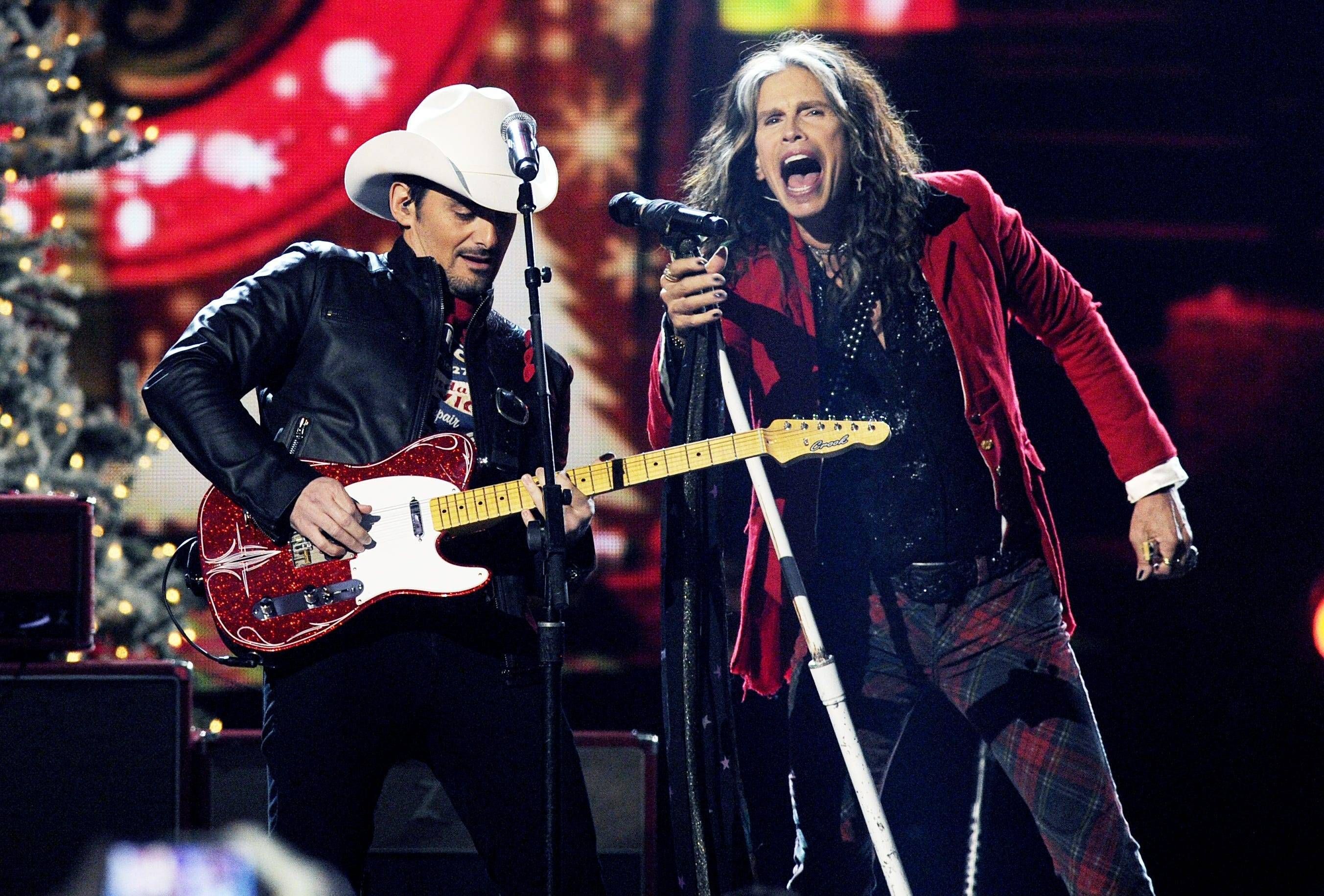 Syndication: Daytona Beach News-Journal Aerosmith s Steven Tyler, right, rocks out with Brad Paisley Nov. 6, 2014, on Run Rudolph Run during a taping for CMA Country Christmas TV special at Bridgestone Arena that will air Dec. 1 on ABC. Syndication The Tennessean , EDITORIAL USE ONLY PUBLICATIONxINxGERxSUIxAUTxONLY Copyright: xShelleyxMaysx/xThexTennesseanx 20924032