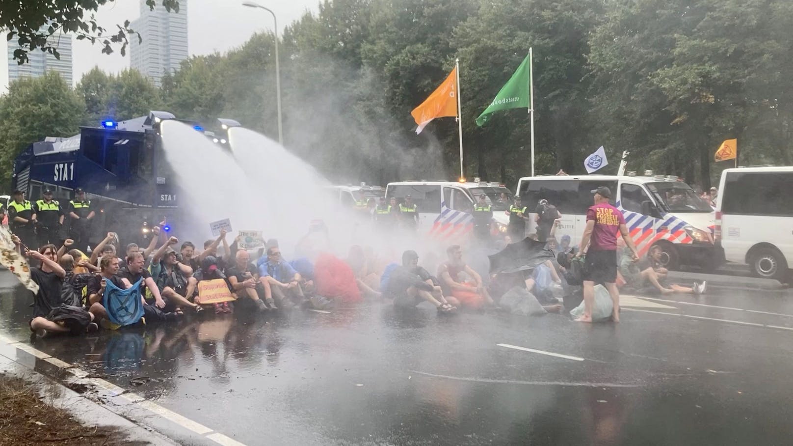 Am Wochenende blockierten in Den Haag Tausende Leute die A12.