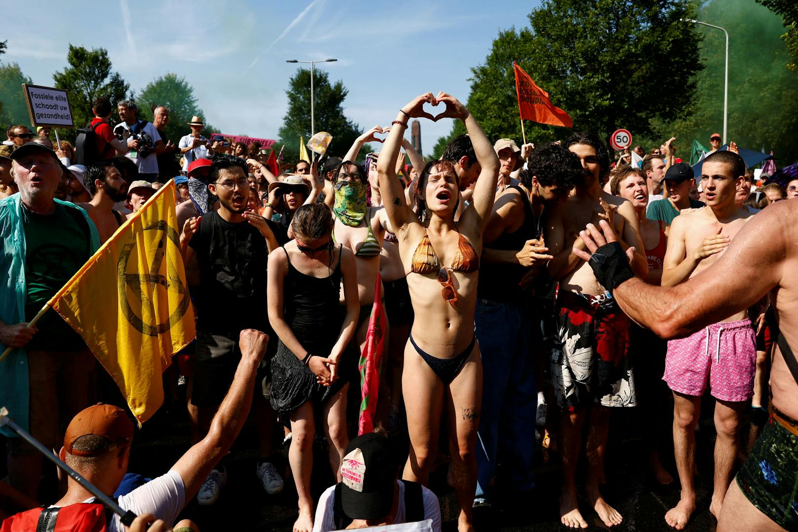 Da sich die meisten Demonstranten davon nicht beeindrucken ließen, nahmen die Beamten schlussendlich 2.400 Personen vorübergehend fest.