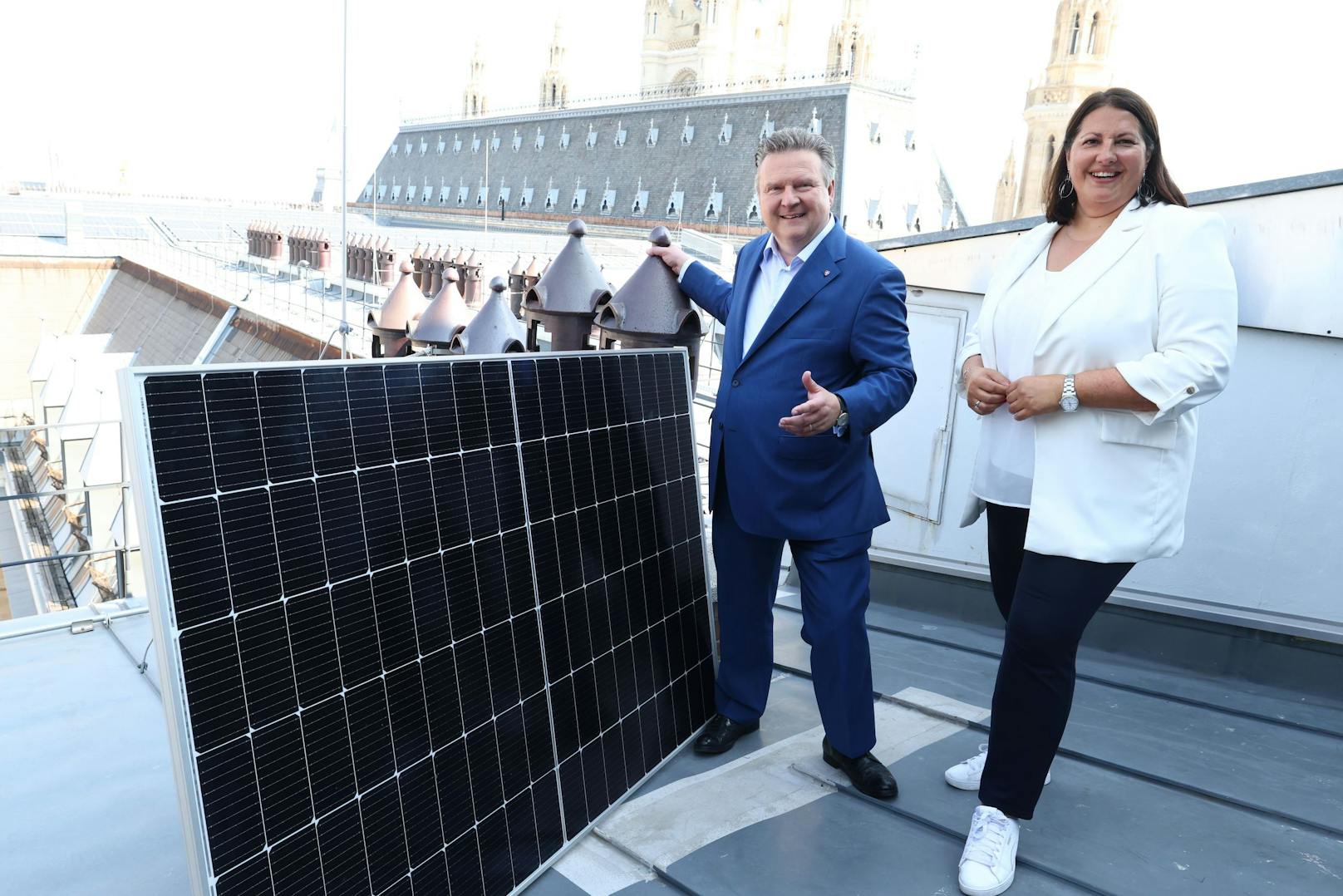 Stadtchef Michael Ludwig und Wohnbaustadträtin Kathrin Gaal besichtigten nun die Photovoltaik-Anlage am Dach des Wiener Rathaus. Ende September geht sie in Betrieb.