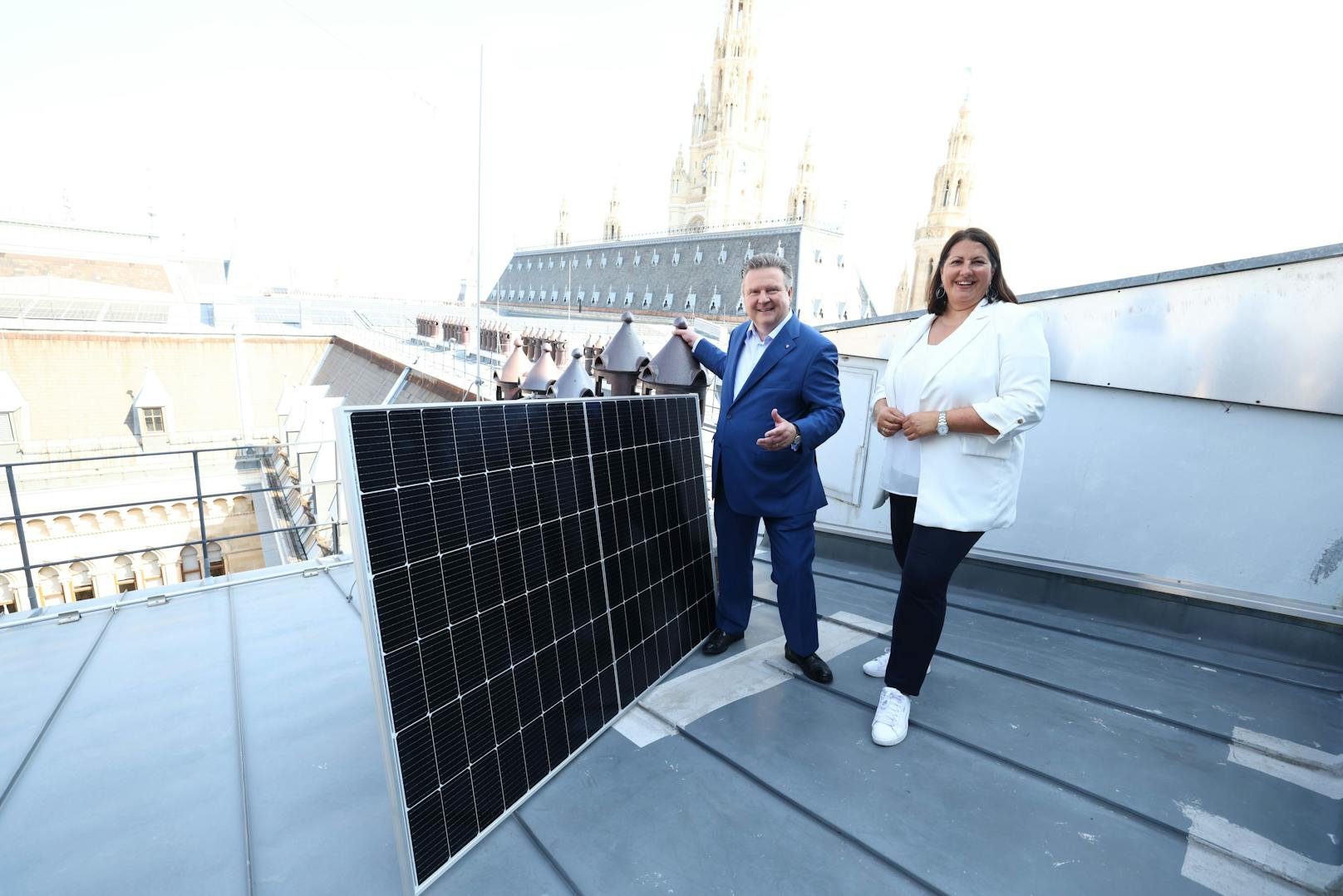 Stadtchef Michael Ludwig und Wohnbaustadträtin Kathrin Gaal besichtigten nun die Photovoltaik-Anlage am Dach des Wiener Rathaus. Ende September geht sie in Betrieb.