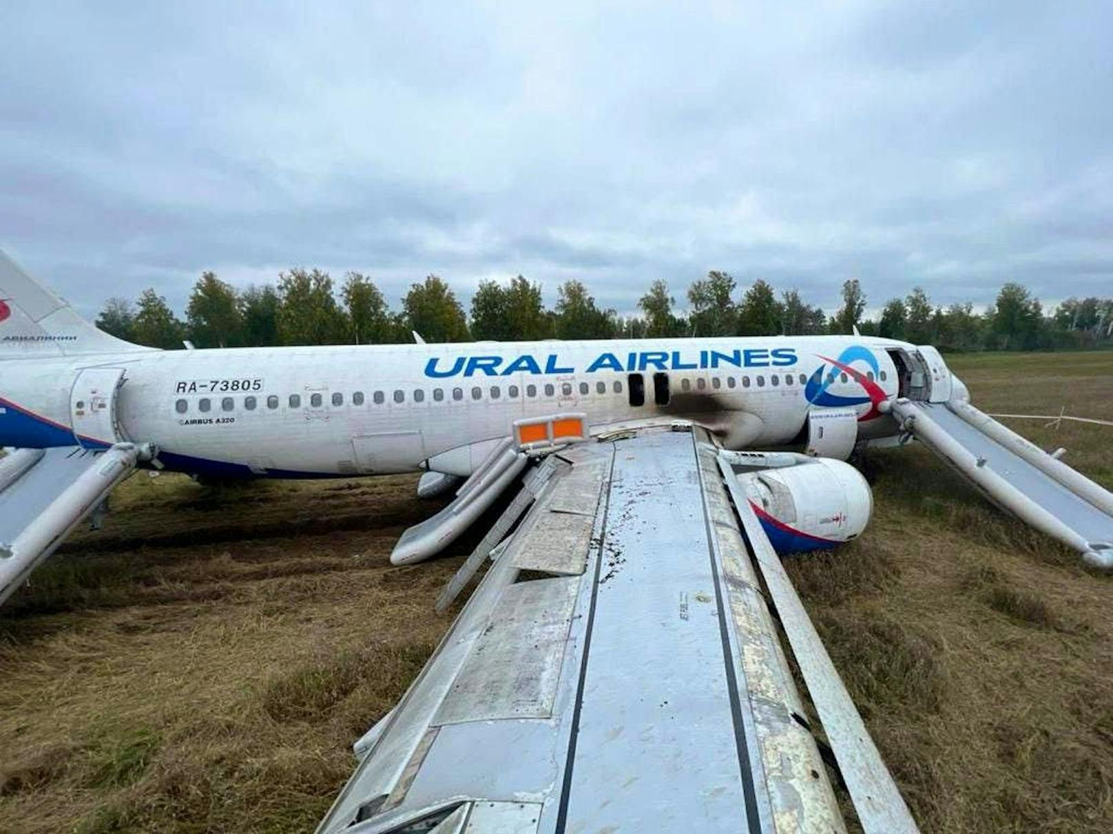 Russisches Passagierflugzeug muss auf Feld notlanden