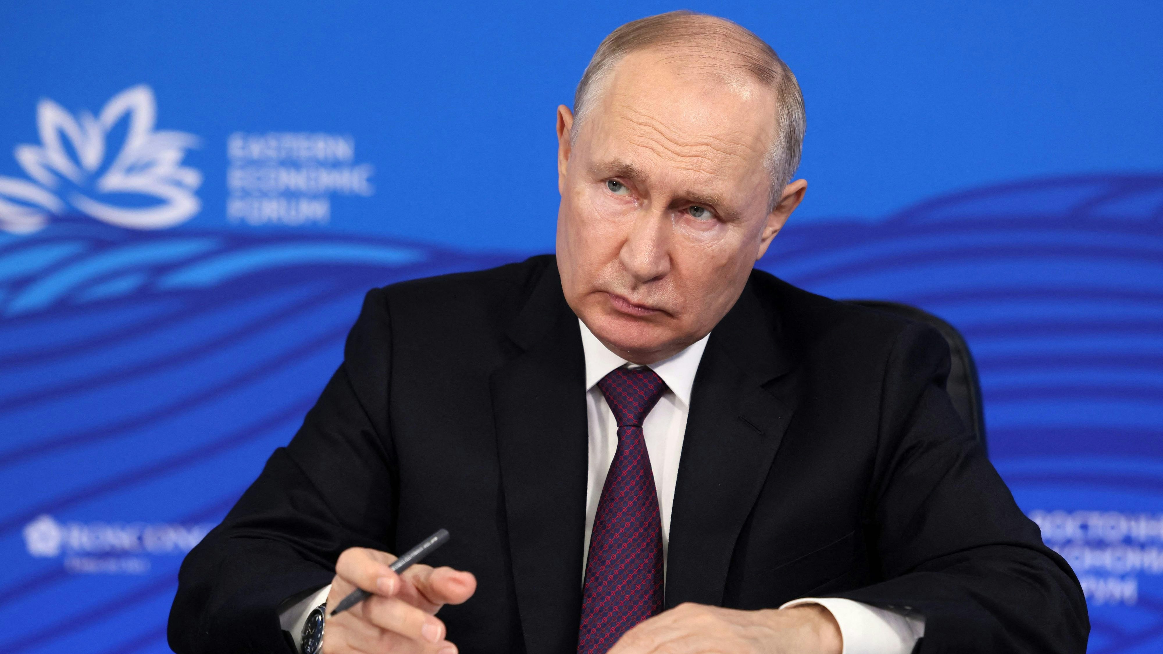 Download von www.picturedesk.com am 12.09.2023 (13:24).  In this pool photograph distributed by Sputnik agency, Russia's President Vladimir Putin chairs a meeting with representatives of business and the expert community during the Eastern Economic Forum in Vladivostok on September 12, 2023. (Photo by Mikhail METZEL / POOL / AFP) - 20230912_PD0859 - Rechteinfo: Rights Managed (RM) Nur für redaktionelle Nutzung! Werbliche Nutzung erfordert Freigabe: bitte schicken Sie uns eine Anfrage.