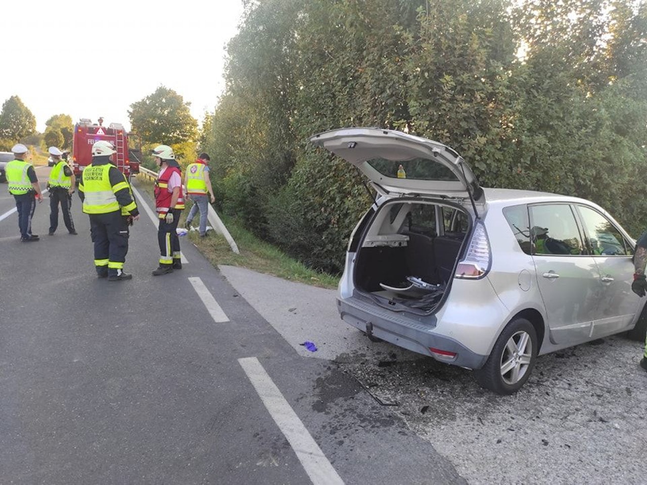 Heute.at - Biker nach Crash mit Auto in Straßengraben geschleudert