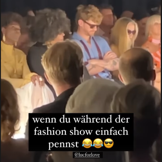 Mit gesenktem Kopf wurde Lucas Fendrich bei der Fashion Week entdeckt.
