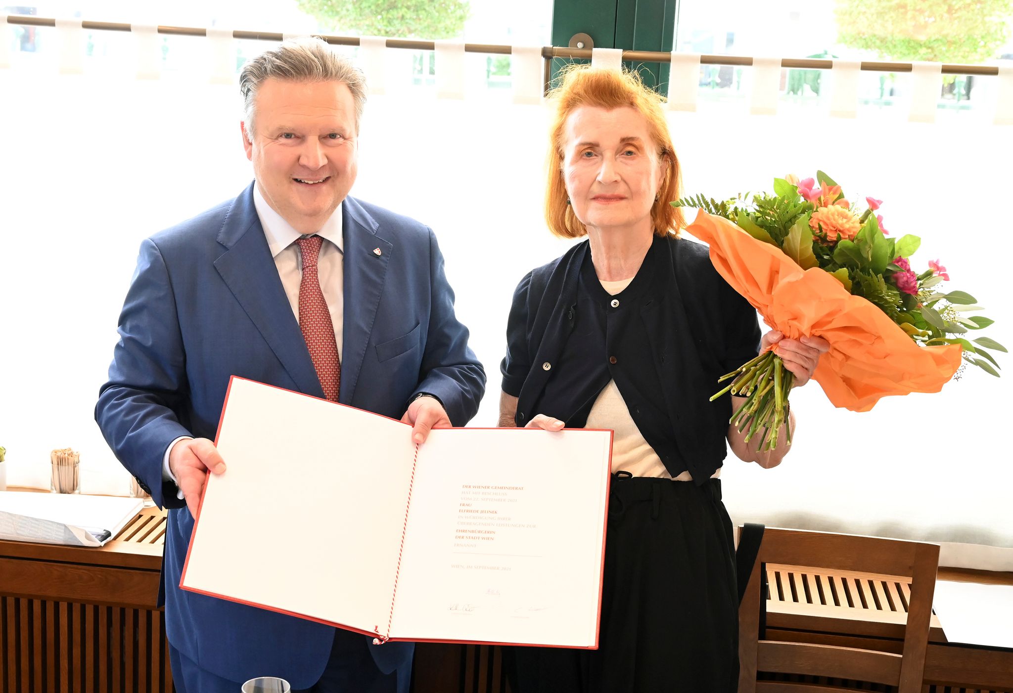 Bürgermeister Michael Ludwig und Nobelpreisträgerin Elfriede Jelinek. 