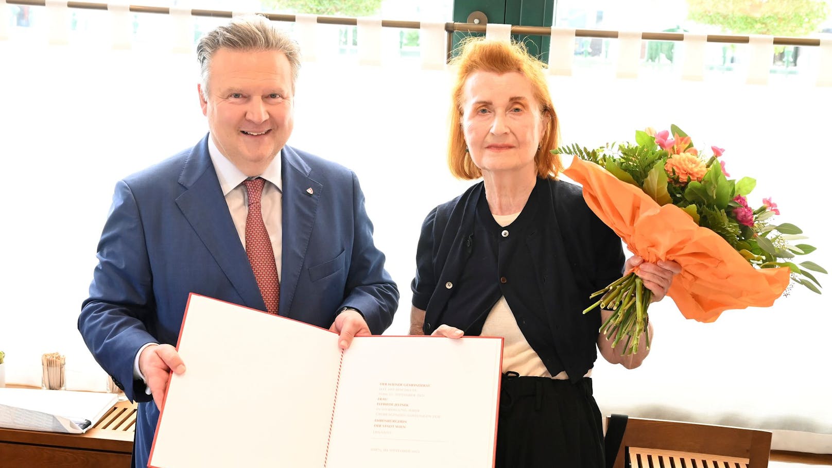 Bürgermeister Michael Ludwig und Nobelpreisträgerin Elfriede Jelinek. 