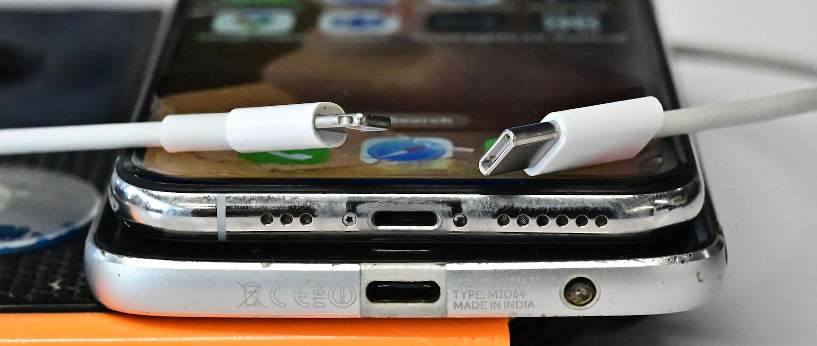 Endlich laden alle Handys mit einem Kabel: Der neue USB-C Anschluss (R) ersetzt den traditionellen Apple Lightning Port.&nbsp;