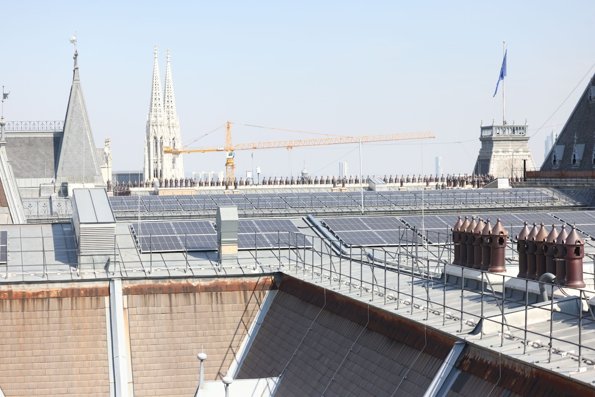 Stadtchef Michael Ludwig und Wohnbaustadträtin Kathrin Gaal besichtigten nun die Photovoltaik-Anlage am Dach des Wiener Rathaus. Ende September geht sie in Betrieb.