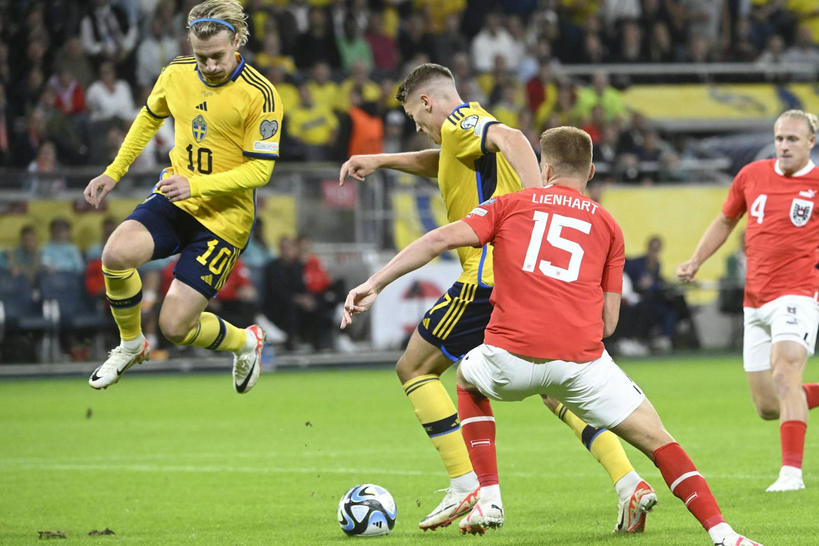 Philipp Lienhart: In der ersten Halbzeit hatte Lienhart, wie die gesamte Defensive, Probleme. Dem Freiburg-Legionär gelang es aber im Verbund mit seinen Kollegen, bis zum 3:1 der Schweden in der Nachspielzeit die Null zu halten.