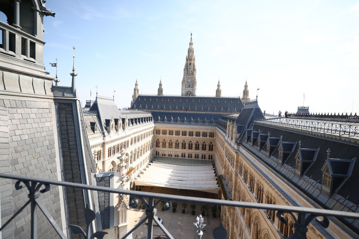 Stadtchef Michael Ludwig und Wohnbaustadträtin Kathrin Gaal besichtigten nun die Photovoltaik-Anlage am Dach des Wiener Rathaus. Ende September geht sie in Betrieb.