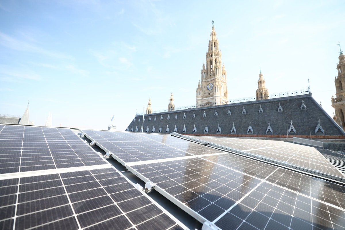 Stadtchef Michael Ludwig und Wohnbaustadträtin Kathrin Gaal besichtigten nun die Photovoltaik-Anlage am Dach des Wiener Rathaus. Ende September geht sie in Betrieb.