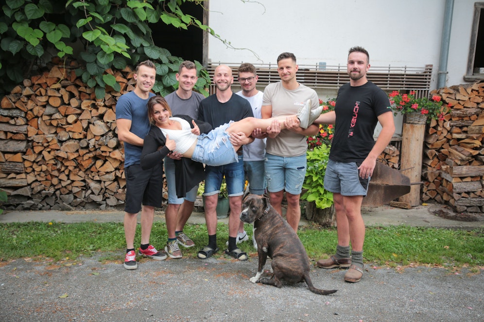 Eine Bäuerin, Hündchen Chasper und gleich sechs Hengste
