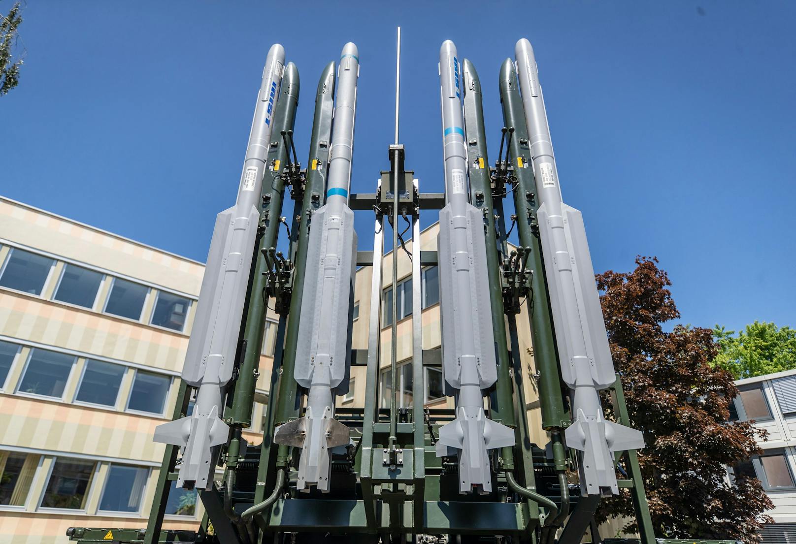 Die Abwehr ist aber teuer: jede Rakete kostet rund 400.000 Euro.