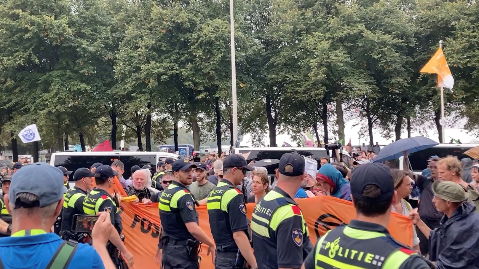 Am Wochenende ging die Polizei mit Wasserwerfern gegen Tausende Aktivisten vor, die die A12 bei Den Haag blockiert hatten.