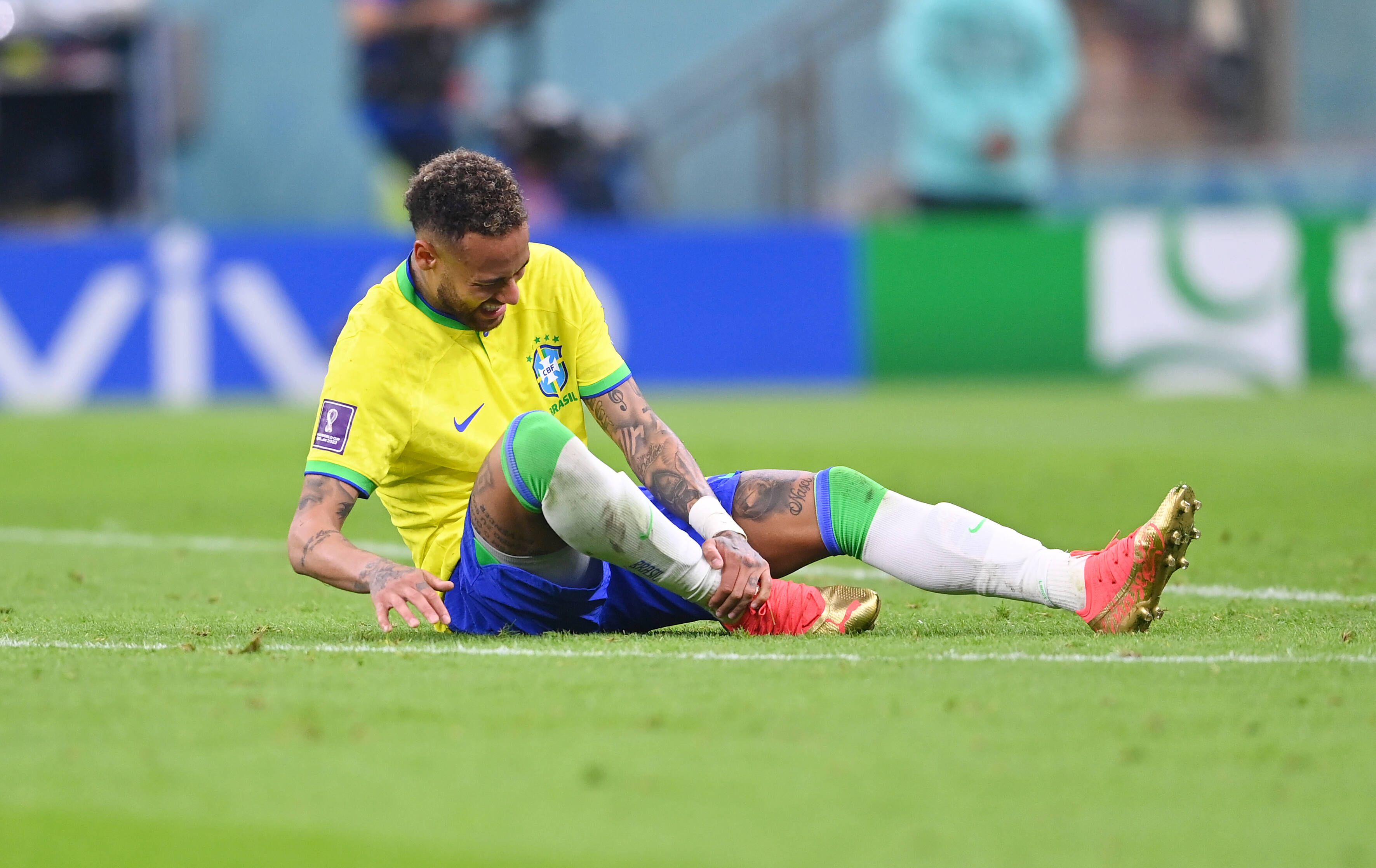 Die Peruaner versuchen alles um Neymar am Toreschießen zu hindern