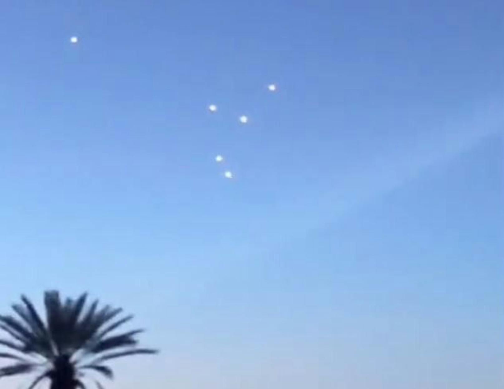 Solche schwebenden Lichter will ein Tiktok-User kurz vor dem Erdbeben in Marokko gefilmt haben.
