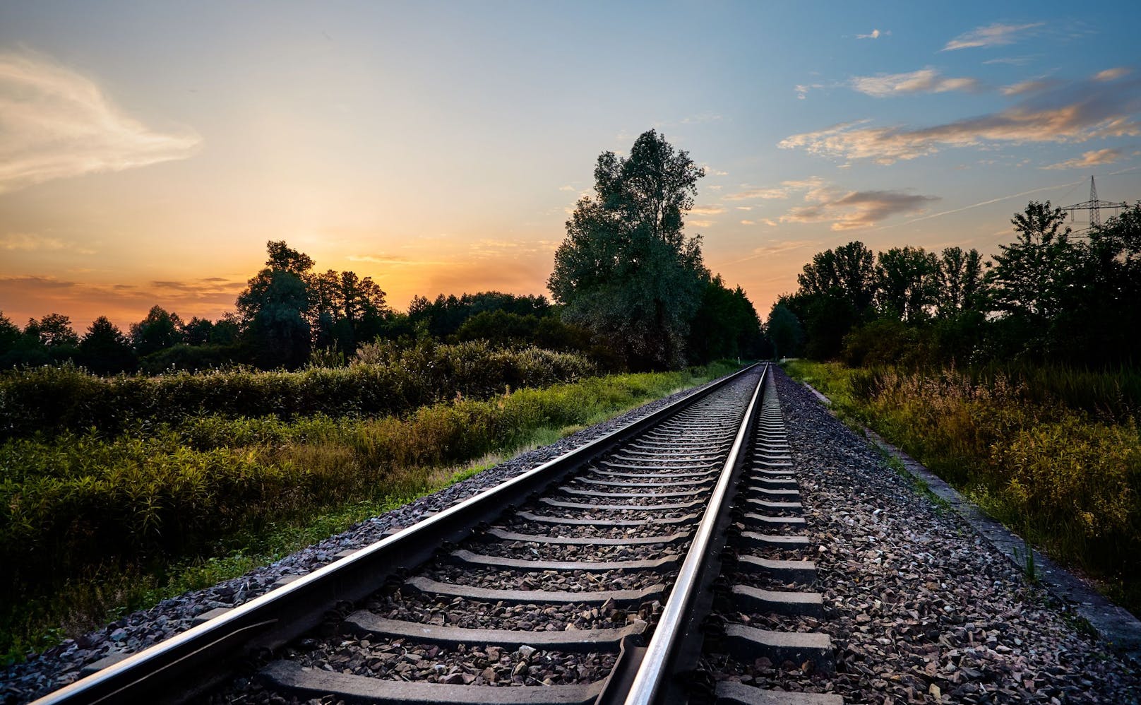 27-Jähriger hält Schläfchen im Gleis – dann kommt Zug