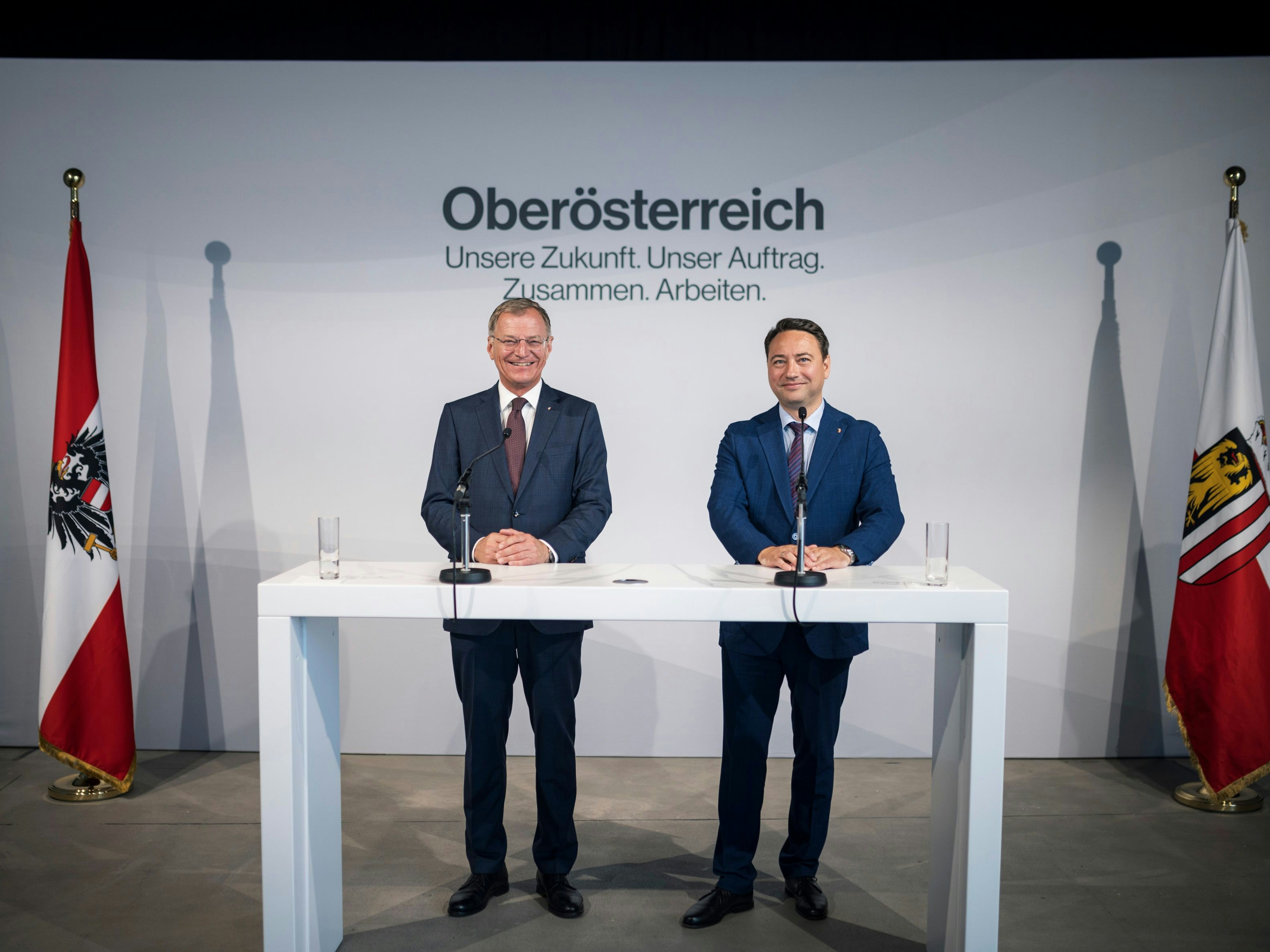 LH Thomas Stelzer (li.) und LH-Stv. Manfred Haimbuchner in der Pressekonferenz in Linz