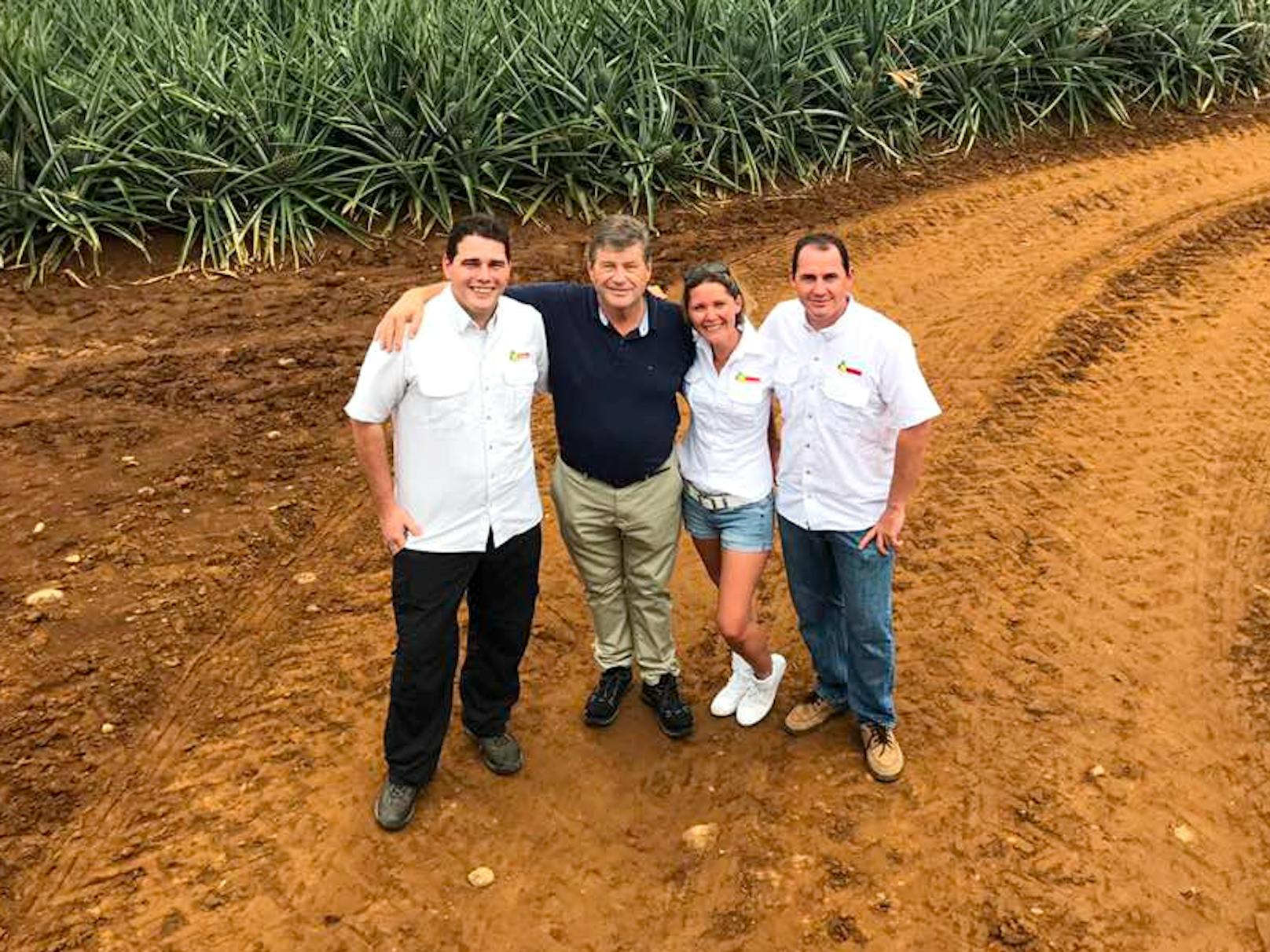 Johann Dähler mit drei seiner vier Kinder auf seiner Ananas-Plantage in Costa Rica. Von links nach rechts zu sehen sind: Stéphane Dähler, Johann Dähler, Andrea Dähler und Johann Dähler jun.