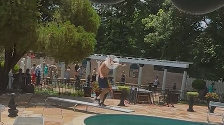 Welt – Rüpel-Tourist springt in Pool von Elvis Presley | Heute.at
