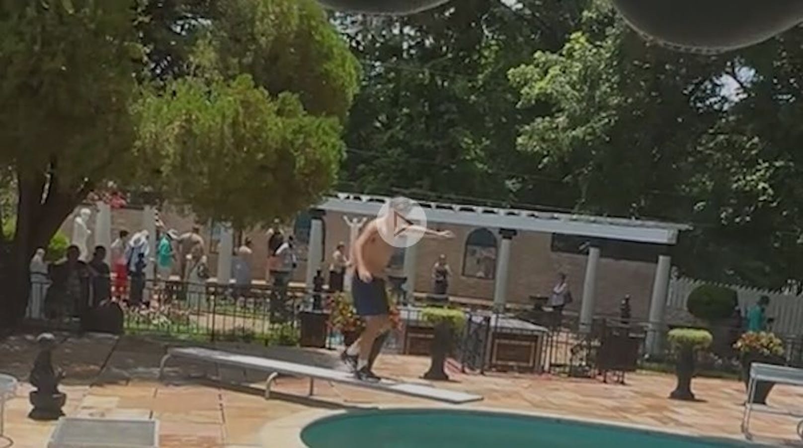 Rüpel-Tourist springt in Pool von Elvis Presley